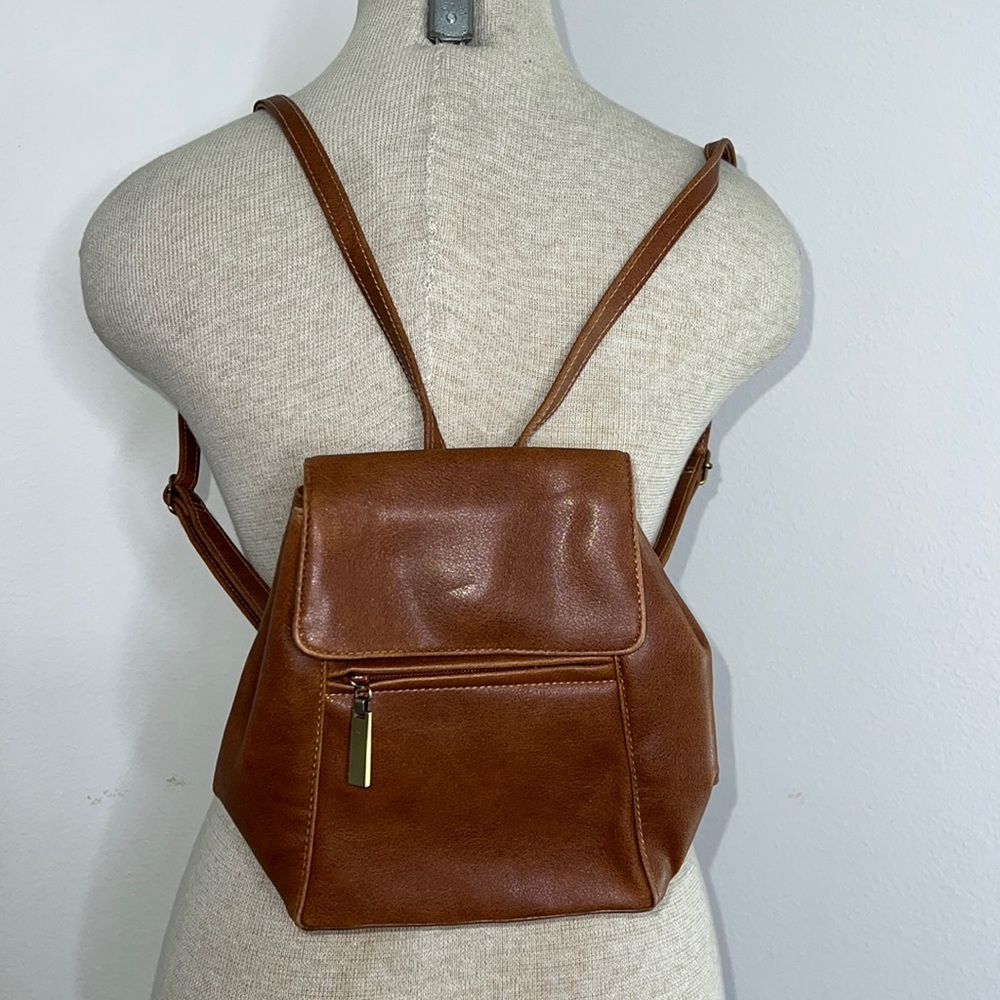 🔹 Liz Claiborne Vintage Mini Backpack